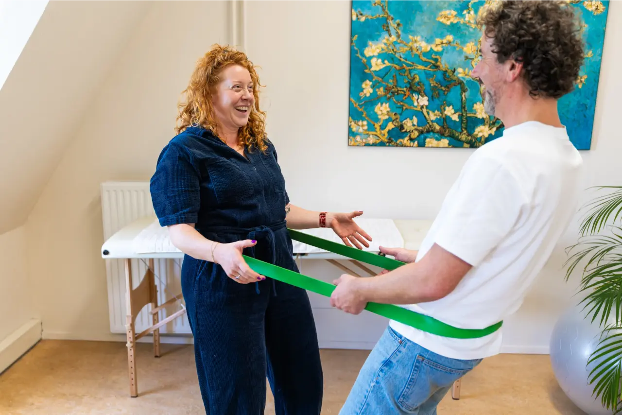 Haptotherapie oefening met weerstandsband, haptotherapeut en cliënt