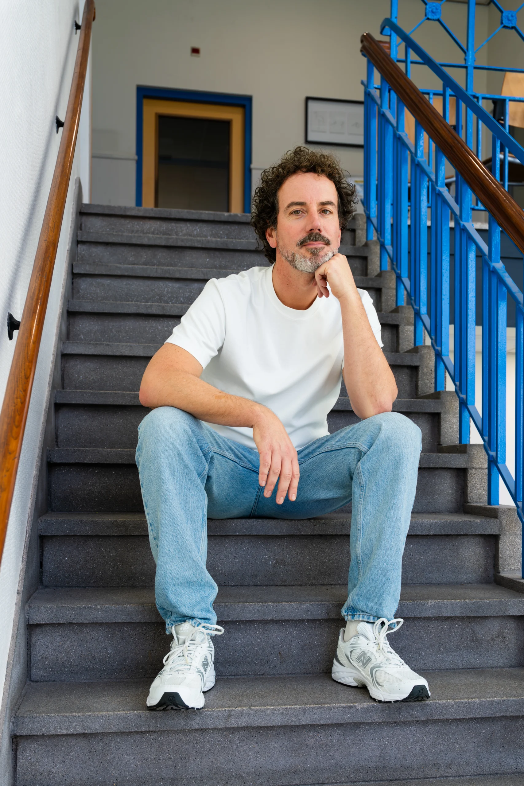 Portret van haptotherapeut op een trap in Utrecht