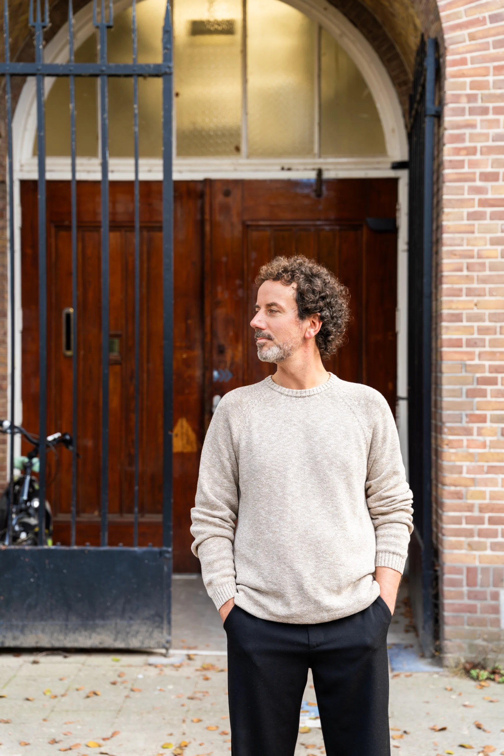 Portret van haptotherapeut buiten in Utrecht bij de ingang van de haptopraktijk